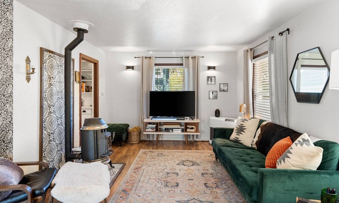 Dunsmuir House | Mountain Bungalow near Mt Shasta and Waterfalls