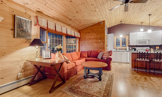Weston House | Mountain cabin by skiing with fireplaces & well-equipped kitchen - dog-friendly