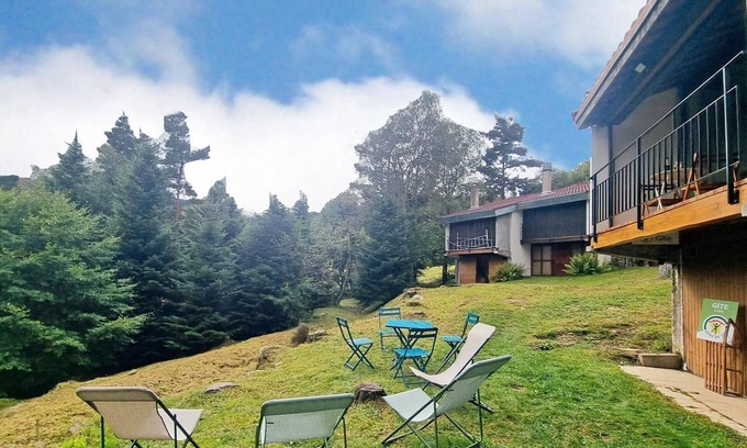 Chalmazel-Jeansagniere Apartment | Mountain Triplex with Sauna and Balcony, Ski Slope View