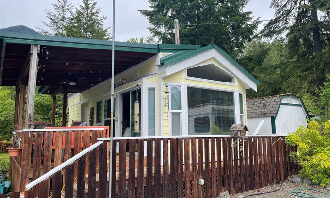 Packwood House | Mountain Frog Cabin - A.C./Sleeps 2/Pool Access - 30 min. from Rainier/Skiing