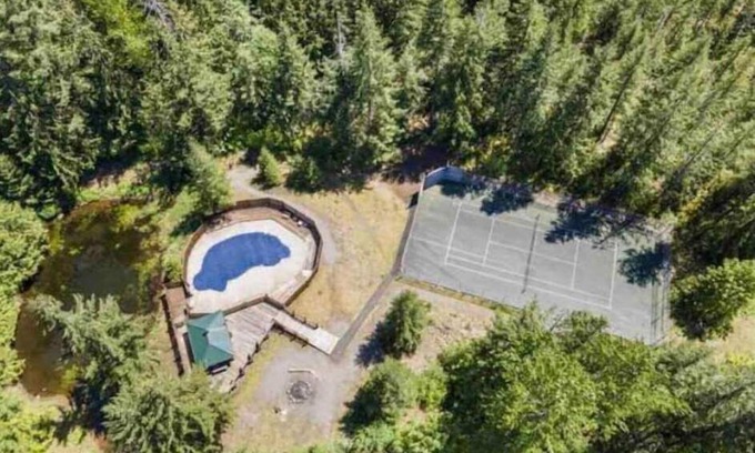 Rhododendron Cabin | Mountain Modern-Hot Tub/Dog Friendly/Walk to River