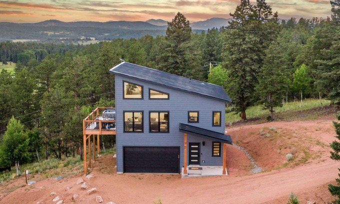 Florissant Cabin | Mountain & Pond Views, Hot Tub, Loft+3BR, Stargazing, Kid + Dog Friendly