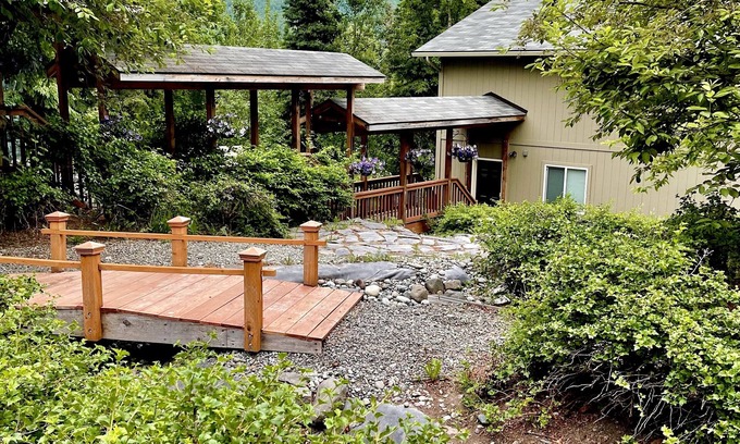 Eagle River House | Mountain retreat with hot tub, private deck, kitchen & stunning views.