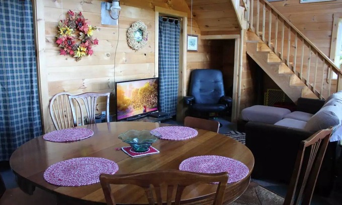 East Haven Cabin | Mountain side cabin views of sunsets every day nearest neighbor is a mile away
