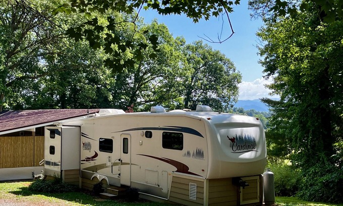 Alexander House | Mountain sunrise views from spacious cozy 5th wheel camper-20 min from Asheville