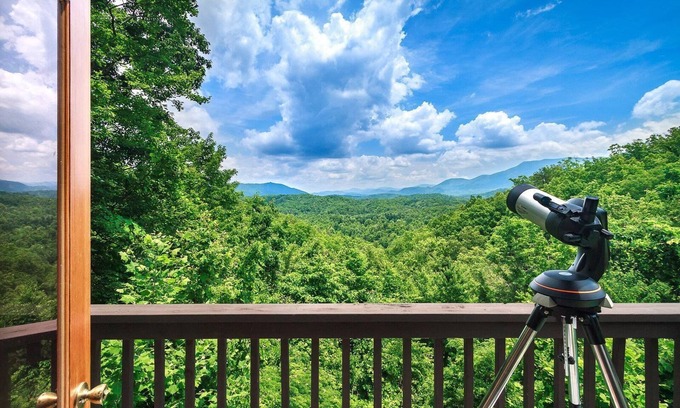 Rocky Grove Cabin | Mountain top luxury cabin! 7 min to National Park! Hot Tub & Wood Fireplace!