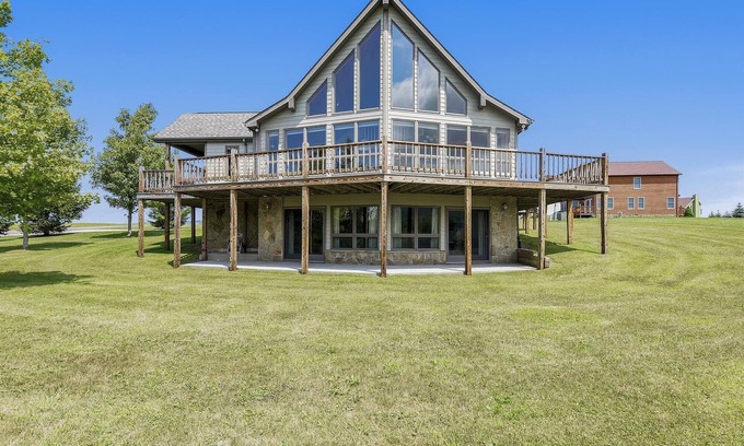 Canaan Valley House | Mountain vacation meets contemporary COMFORT! Welcome Moosie Chalet!