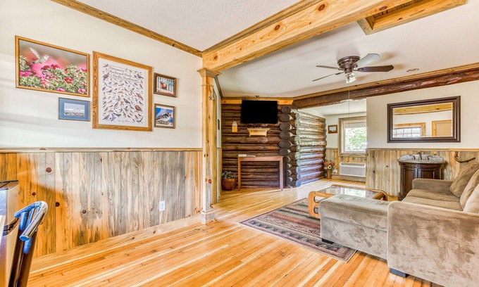 White Salmon Cabin | Mountain & valley-view dog-friendly cabin with courtyard, partial AC, and WiFi