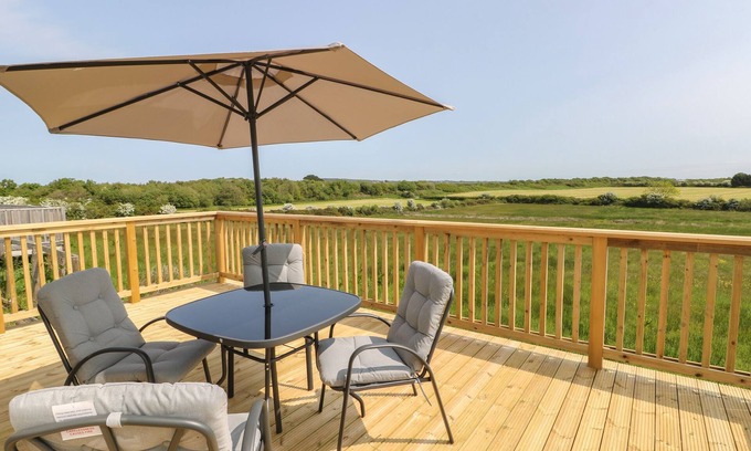 Caergeiliog Cottage | MOUNTAIN VIEW LODGE 2, pet friendly, with a garden in Valley