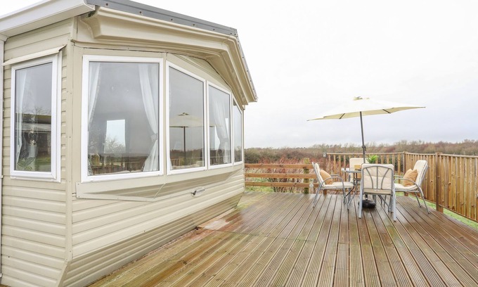 Caergeiliog Cottage | MOUNTAIN VIEW LODGE, pet friendly, with a garden in Valley