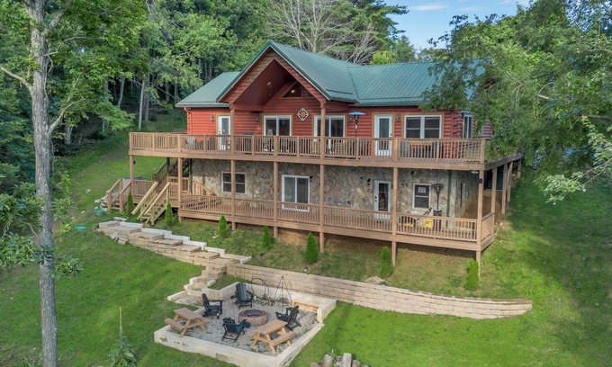 Grassy Creek House | Mountain Views - Firepit - Gas Fireplace - WIFI