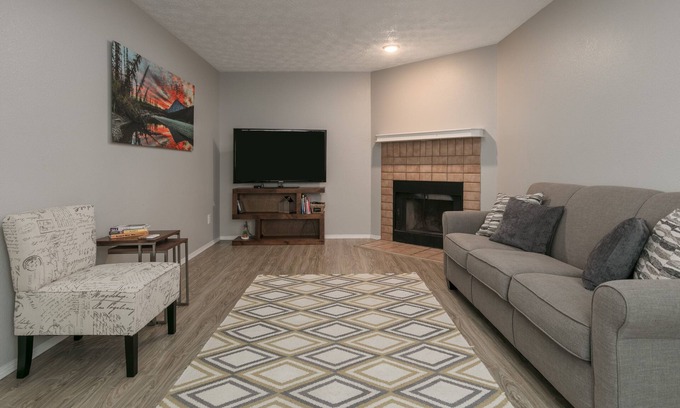 Northeast Anchorage House | Mountain Views! Ground floor unit in a triplex near shopping and amenities