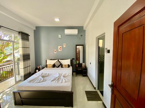 Tennekumbura Villa | Mountain White Villa by Sunrise