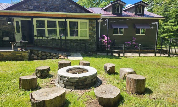 Brownfield House | mountains, near Falling Water, Ohiopyle, hot tub, hiking, caverns, golf close by