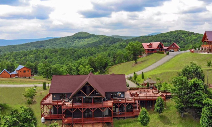 Dobson Cabin | MountainTop Compound Groups,Corporate Retreat,Weddings,Churches 10-40BR,n66 Beds
