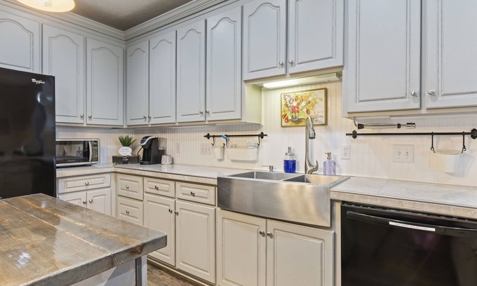 Ramer House | Movie room, pool table, golf course! Convenient!