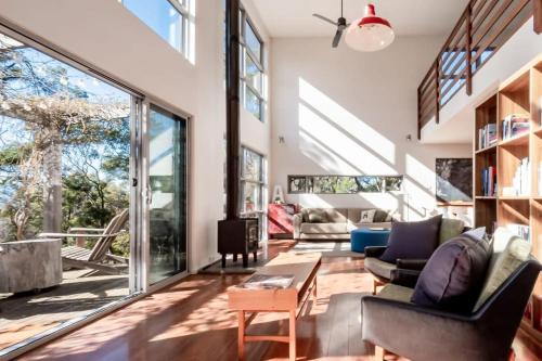 Trevallyn House | Mr Wooden Box Bush Retreat 5 minutes from the CBD