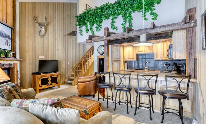 Century West Condo | Mt. Bachelor Village condo with tennis courts and nearby slope access
