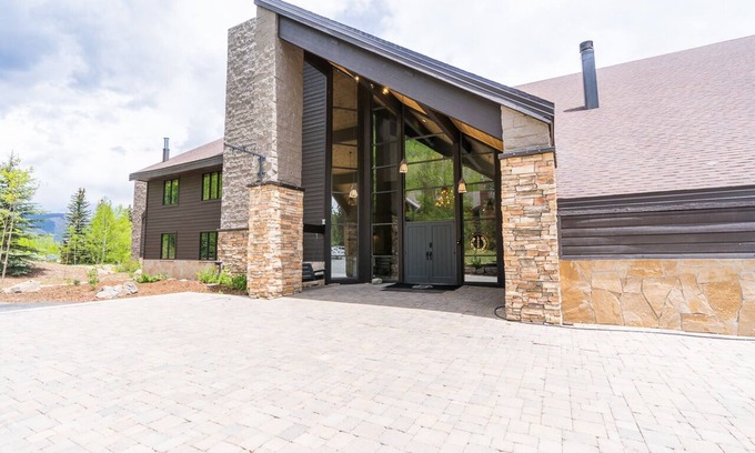 Purgatory Cabin | Mtn. Lodge - Sleeps 46 - Hot Tubs + Mountain Views