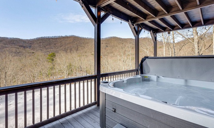 Unaka Cabin | Mtn-View Cabin w/Hot Tub & Balcony in Murphy