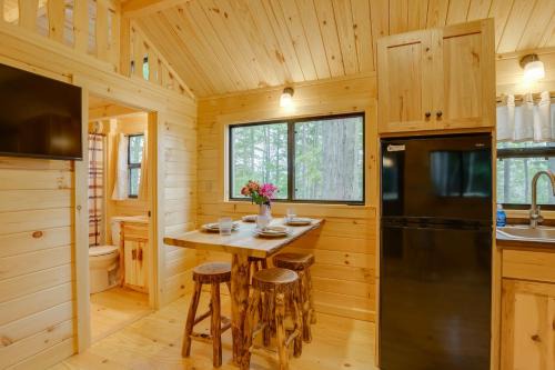 Cowanesque House | Mtn-View Middlebury Center Cabin Deck and Grill!