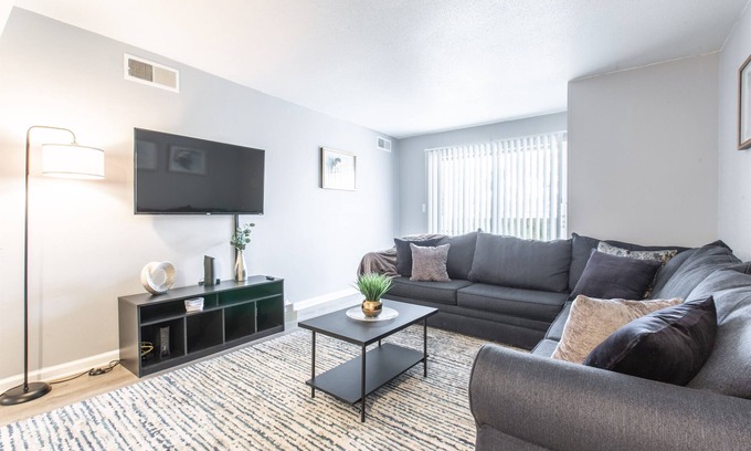 Riverside Apartment | MTR Private Apartment | 10min Downtown | Renovated | WiFi | Clean!