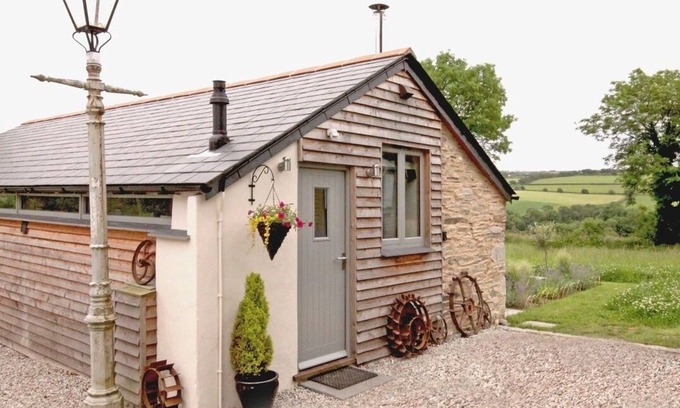 Luckett Cottage | MUGWELL BARN, pet friendly, with open fire in Luckett