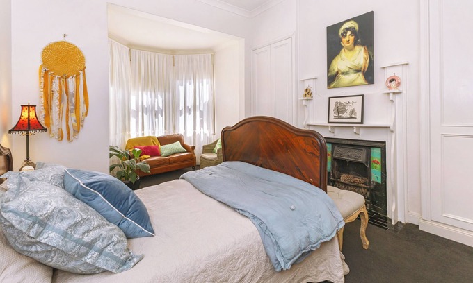 Turvey Park House | Mulberry Cottage Central historic home ,3 B/R with pool. Walk to main street.