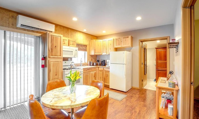 Murphysboro Apartment | Murphysboro Retreat with Deck Near Kinkaid Lake!