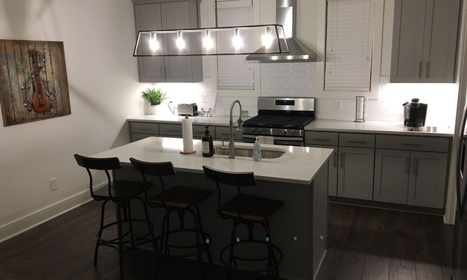 Katie Hill Neighborhood House | Music City Charm - 2.6 miles to Nissan Stadium!