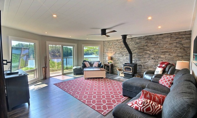 Bala Cottage | Muskoka Cottage on the Moon River