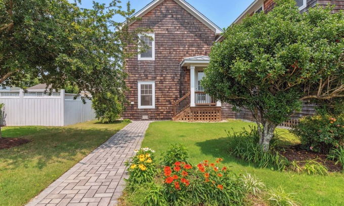 Historic Downtown Manteo Apartment | Myrtle's Retreat* Walk to Festival Park & Downtown