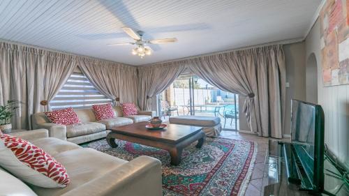 Goodwood House | MyZen Guest House -5min to Canal Walk Mall & 5min to Grand West Cassino