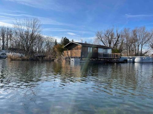Rusovce Boat Rental | Na hrote ostrova Dobrodružné bývanie na hausbóte