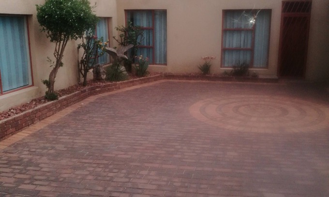 Primrose Cottage | Naisar Apartments/Holiday Home in Johannesburg near O .R. Tambo Airport