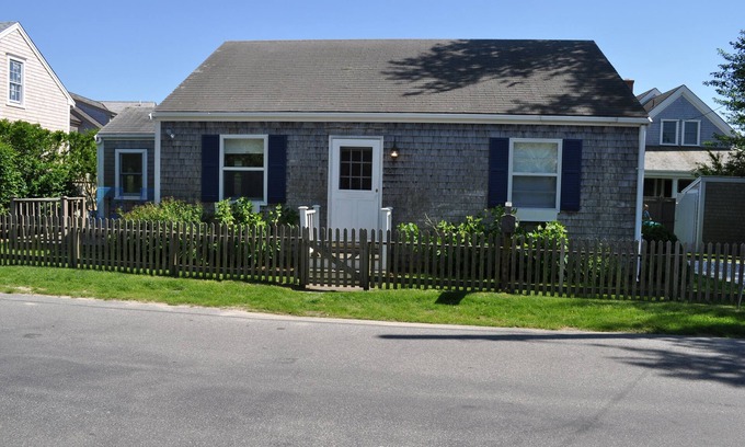 Nantucket Town House | Nantucket Chic Cottage off Cliff Rd