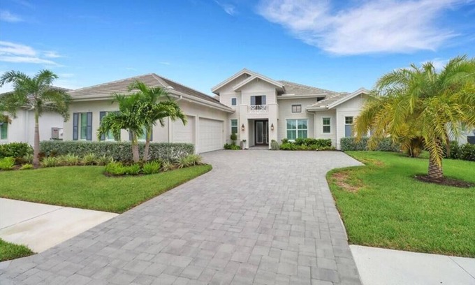 Naples House | Naples Reserve | 2 bedrooms | 2 office spaces with pull-out couches | 3 bathrooms
