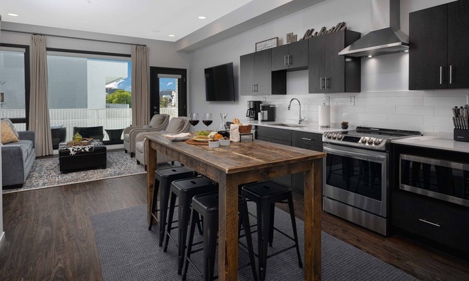 Edgehill Condo | Nashville Condo-Walking Distance to The Gulch, Free Parking, Private Balcony