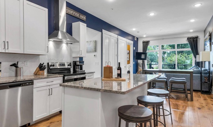 Inglewood Condo | Nashville Nights - Luxury Condo Close to Downtown
