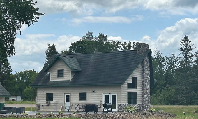 Hannibal Cabin | National Forest, Fishing, Trail riding, Hunting, Bars/Eatery and Pet-Friendly