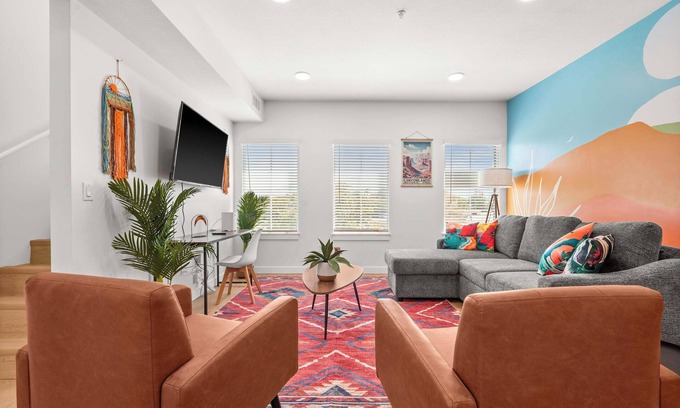People's Freeway House | Natl Park 2BR Townhome King 2-Car Garage