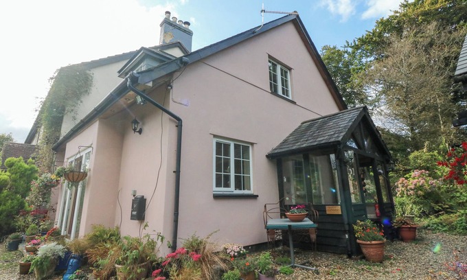 Okehampton Cottage | NATTADEN @ FOURWINDS, pet friendly, with open fire in Okehampton
