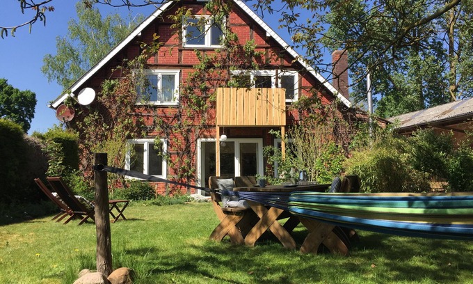 Waddeweitz Apartment | Natural ∙ idyllic ∙ at ground level on 82 m² - private garden - two wood-burning stoves