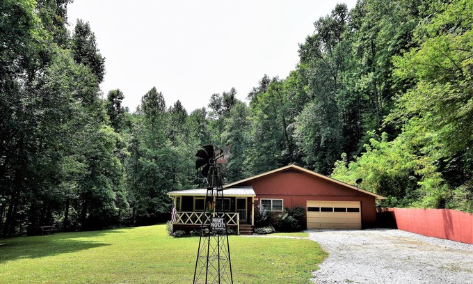 Rabun Gap Cabin | Natural Waterfall, Pond, and 2 1/2 acres of dog paradise!
