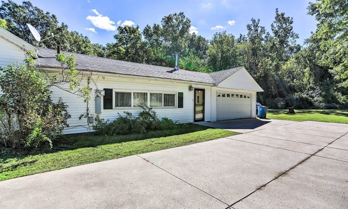 Toledo Villa | Nature + Comfort: 4BR Retreat on 5 Acres Near UT