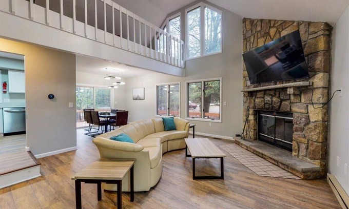 Lake Harmony Estates Cottage | Nature Embrace 4BR Cottage w/Lake Harmony Views