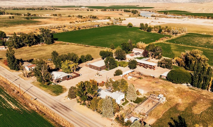 Jensen Cabin | Nature Lodge SLEEPS 80+ Family Reunions, Corporate Retreats. Entire Facility