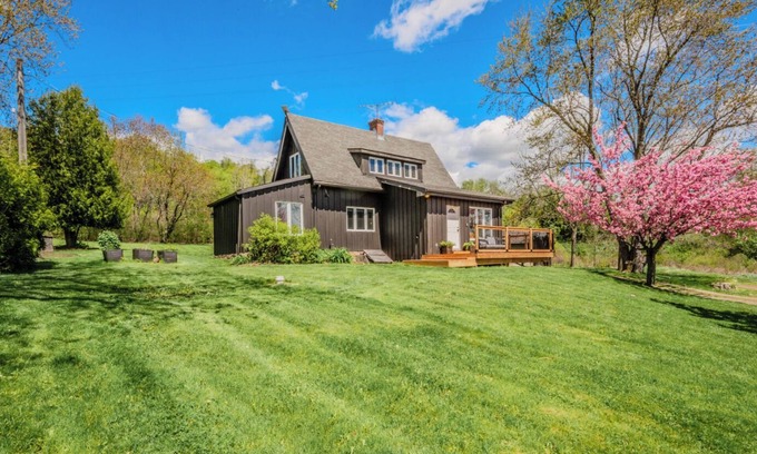 Burlington Cottage | Nature Lovers' cottage on the escarpment with gorgeous views - 5 min to downtown