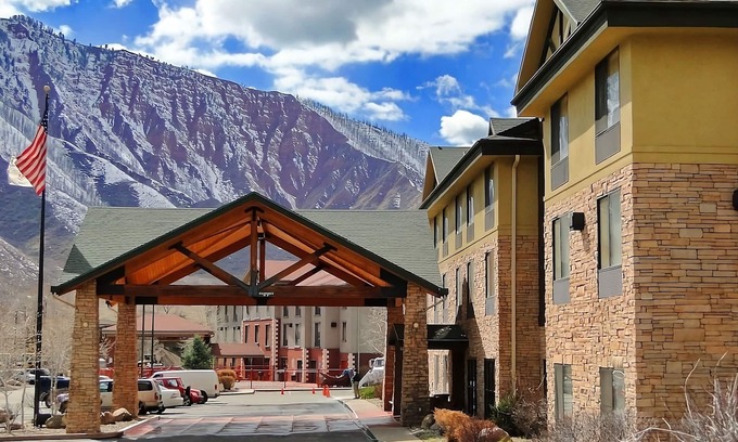 Glenwood Springs Hotel | Nature's Beauty at Your Doorstep! Free Breakfast, Free Parking, Indoor Pool!