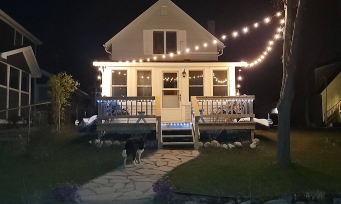Lakeland Cottage | Nautical Nic's Cozy Lakefront Cottage